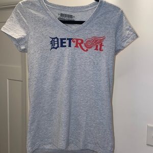 Detroit Tigers/Red Wings Women’s Cotton V-Neck | Size Medium